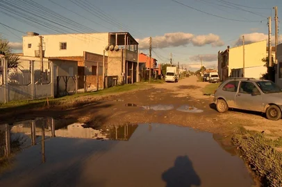 Moradores relatam buracos, esgoto a céu aberto e alagamentos em rua do bairro Areal