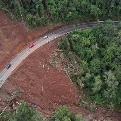 NOVA PETRÓPOLIS, RS, BRASIL, 10/08/2023. Quase dois meses depois de uma barreira ter caído no km 181, da BR-116, em Nova Petrópolis, o trânsito no local ainda não tem previsão de ser liberado totalmente. Atualmente, veículos leves são autorizados a passar pelo local, diariamente, das 7h até as 17h30min, em sistema "siga e pare". (Porthus Junior/Agência RBS)<!-- NICAID(15507307) -->