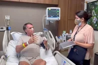 Veja momento em que oficial de Justiça intima Bolsonaro: "Tem ciência que a senhora está dentro de uma sala de UTI?"<!-- NICAID(16023124) -->