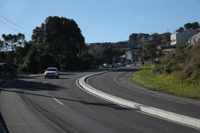 Dnit publica edital que prevê a duplicação de trecho da BR-116 em Caxias do Sul. Ponto (foto) entre o bairro Planalto e acesso ao Vila Verde, onde o tráfego em direção a Ana Rech possui apenas uma faixa. No sentido oposto, há duas pistas.<!-- NICAID(16294970) -->