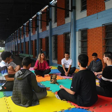 CAXIAS DO SUL, RS, BRASIL, 11/12/2023. Alunos e professores de escola caxiense Melvin Jones, no bairro Planalto, participam de projeto piloto do Governo do RS com atividades de atenção plena. (Bruno Todeschini/Agência RBS)Indexador: BTK<!-- NICAID(15622537) -->