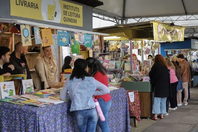 Ulisses Castro / Agencia RBS CAXIAS DO SUL, RS, BRASIL. 12-10-2025. Encerramento da Feira do Livro de Caxias teve show de Claus e Vanessa.<!-- NICAID(16144529) -->