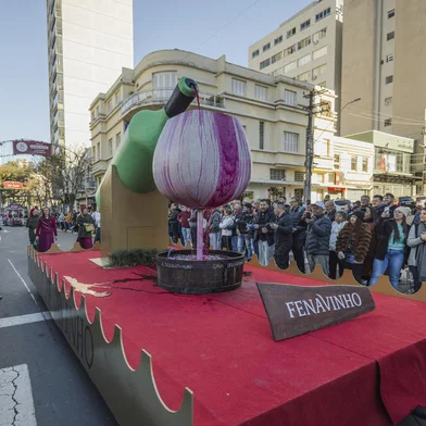 Solidariedade e tradição marcam o Desfile Cultural da 19ª Fenavinho em Bento Gonçalves<!-- NICAID(15801972) -->