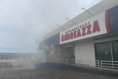 Incêndio atinge unidade do supermercado Andreazza em Caxias, à margem da BR-116<!-- NICAID(15529782) -->