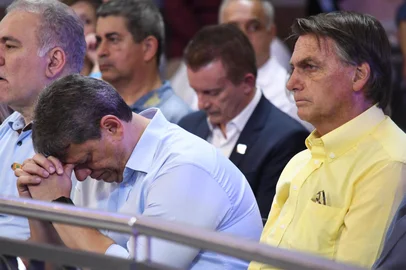 BOLSONARO E TARCÍSIO DE FREITAS MISSA EM APARECIDASP - BOLSONARO-TARCÍSIO-FREITAS-MISSA-APARECIDA - GERAL - Os candidatos a governador e presidente, Tarcísio de Freitas e Jair Bolsonaro, participam de missa na Basílica de Aparecida do Norte em Aparecida (SP), nesta quarta-feira (12). 12/10/2022 - Foto: ANDRÉ RIBEIRO/FUTURA PRESS/FUTURA PRESS/ESTADÃO CONTEÚDOEditoria: GERALLocal: APARECIDAIndexador: ANDRé RIBEIROFotógrafo: FUTURA PRESS<!-- NICAID(15234018) -->