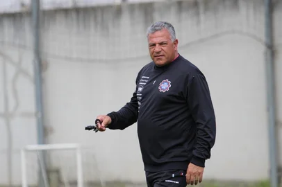 O Caxias treinou visando os próximos jogos do Gauchão. Na foto, o técnico Luizinho Vieira.<!-- NICAID(15965492) -->