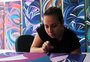 Entre a inspiração tropical e o amor pelo místico, Renata Medeiros revela vida, cor e transcendência na arte