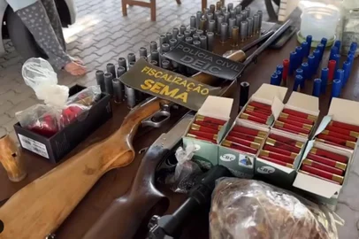 CAXIAS DO SUL, RS, BRASIL, 18/12/2024. Polícia Civil cumpre mandados de busca e apreensão em Caxias do Sul e Terra de Areia para investigação de crimes ambientais. Foram apreendidas 10 armas de fogo, munições de diversos calibres, carcaças de animais silvestres, pássaros em gaiola sem autorização e petrechos utilizados em caça. (Departamento Estadual de Investigações Criminais (DEIC))<!-- NICAID(15938362) -->