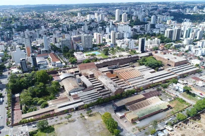 CAXIAS DO SUL, RS, BRASIL, 28/02/2023. Maesa: imagens aéreas na semana das discussões sobre o futuro da ocupação da antiga Metalúrgica Abramo Eberle. Na foto, vista a partir da rua Dom José Barea.<!-- NICAID(15362162) -->