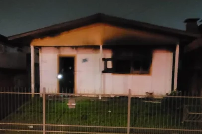 Homem é preso por incêndio doloso e descumprimento de medidas protetivas em Vacaria. Mulher não estava na residência no momento do incêndio, na noite desta sexta-feira. Três cães foram resgatados do local sem ferimentos.<!-- NICAID(16325546) -->