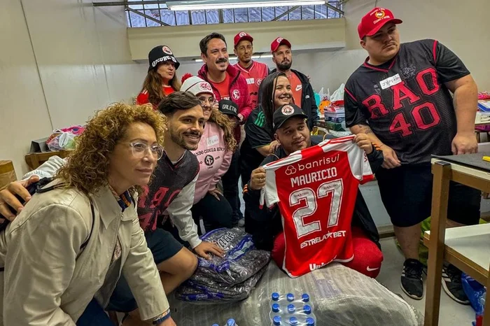 Um grupo de torcedores do Inter acompanhou Maurício na visita.