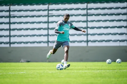 Treino do Juventude no Estádio Alfredo Jaconi, para confronto com o Fluminense. Na foto, o zagueiro Abner.<!-- NICAID(16039173) -->