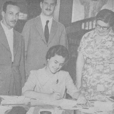 Elis Regina em notícia da Revista do Globo, na primeira edição de 1959Pais e Maurício Sirtosky Sobrinho ao lado.<!-- NICAID(15988435) -->