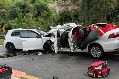 Colisão frontal deixa seis feridos na BR-470, em Bento Gonçalves.<!-- NICAID(16268624) -->