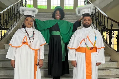 Maria Luiza Macedo e Rafael de Mello usaram toga branca em formatura na UFRGS<!-- NICAID(16131122) -->