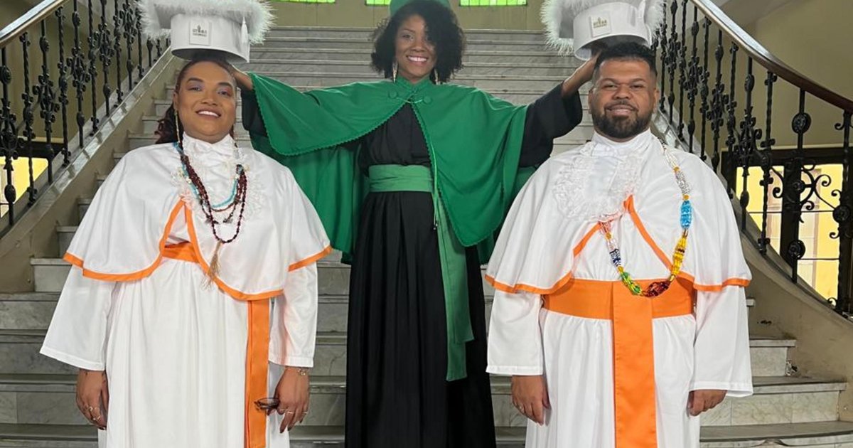 Toga branca em formaturas? Entenda o significado do traje que tem se ...