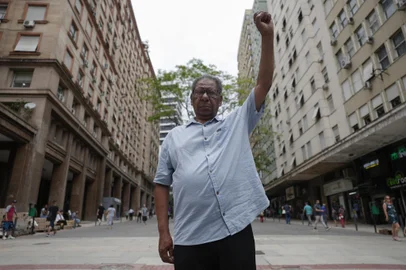 PORTO ALEGRE, RS, BRASIL - 2024.11.18 - Antônio Carlos Côrtes foi um dos idealizadores do 20 de novembro. Na década de 1970, a Esquina Democrática foi local para a primeira reunião oficial do grupo. (Foto: André Ávila/ Agência RBS)Indexador: Andre Avila<!-- NICAID(15916045) -->
