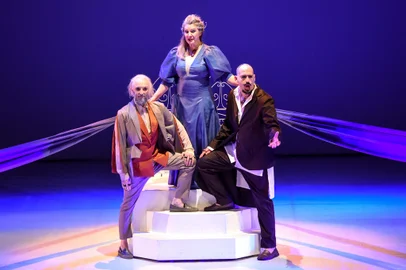 Raul Voges, Angela Diel e Daniel Germano estrelam a Operita Violoncello, de Arthur Barbosa. A obra tem novas sessões em Porto Alegre em 2023.<!-- NICAID(15422753) -->