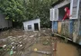 Água volta a invadir casas na Região das Ilhas após elevação do nível do Guaíba