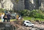 Carro despenca de Morro do Farol e interdita Caminho da Santinha em Torres
