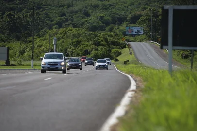 24/12/2021 - OSÓRIO, RS - Trânsito no feriadão de Natal: saída da freeway para a 030, em Osório, no Litoral Norte. FOTO: André Ávila / Agência RBS<!-- NICAID(14976526) -->
