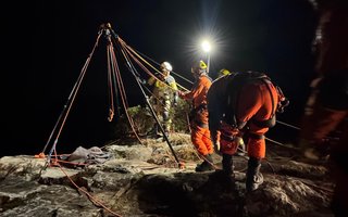Criança que caiu no Cânion Fortaleza, em Cambará do Sul, é localizada pelos bombeiros; resgate será feito de rapel. Imagens do início da descida, que iniciou agora pouco. Corpo de Bombeiros que enviou<!-- NICAID(16078194) -->