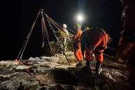 Criança que caiu no Cânion Fortaleza, em Cambará do Sul, é localizada pelos bombeiros; resgate será feito de rapel. Imagens do início da descida, que iniciou agora pouco. Corpo de Bombeiros que enviou<!-- NICAID(16078194) -->