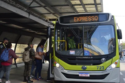 Transporte coletivo em Rio Grande. Ônibus do transporte público de Rio Grande. Paradão da Praça Tamandaré