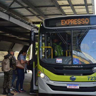 Transporte coletivo em Rio Grande. Ônibus do transporte público de Rio Grande. Paradão da Praça Tamandaré