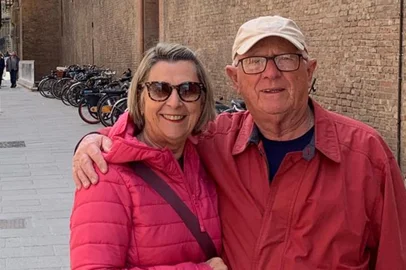 O fotógrafo amador Sedenir, 81, e a professora aposentada Ione Taufer, 73, voltavam de Bologna, na Itália, quando perceberam que o avião sobrevoava Lisboa para atrasar o pouso.<!-- NICAID(16026564) -->