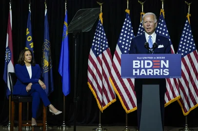 Joe Biden and Running Mate Kamala Harris Deliver Remarks In DelawareWILMINGTON, DE - AUGUST 12: Democratic presidential candidate former Vice President Joe Biden (R) speaks as his running mate Sen. Kamala Harris (D-CA) looks on during an event at the Alexis Dupont High School on August 12, 2020 in Wilmington, Delaware. Harris is the first Black woman and the first person of Indian descent to be a presumptive nominee on a presidential ticket by a major party in U.S. history.   Drew Angerer/Getty Images/AFPEditoria: HUMLocal: WilmingtonIndexador: Drew AngererFonte: GETTY IMAGES NORTH AMERICAFotógrafo: STF<!-- NICAID(14566576) -->