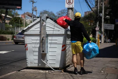 05/10/2023 - PORTO ALEGRE, RS, BRASIL - Coleta de Lixo. Na imagem, Rua José de Alencar. FOTO: ANSELMO CUNHA, AGÊNCIA RBS<!-- NICAID(15561124) -->