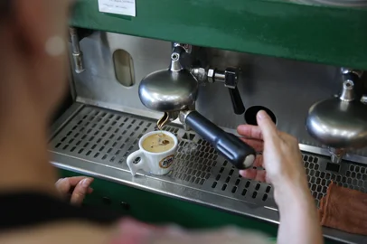 CAXIAS DO SUL, RS, BRASIL, 11/02/2025. Reportagem do Pioneiro foi conferir de o aumento do preço do café trouxe mudanças na rotina dos consumidores. Na foto, café expresso no Café Pão de Queijo. (Porthus Junior/Agência RBS)<!-- NICAID(15973644) -->