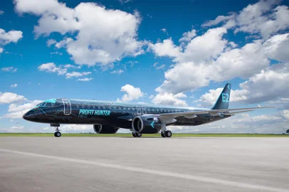 A Embraer informou nesta segunda-feira (22) que a Latam Airlines Group e suas afiliadas assinaram um acordo para aquisição de até 74 aeronaves Embraer E195-E2, de corredor único. O pedido inclui 24 entregas firmes, avaliadas em US$ 2,1 bilhões (a preço de tabela) e 50 opções de compra.<!-- NICAID(16130131) -->