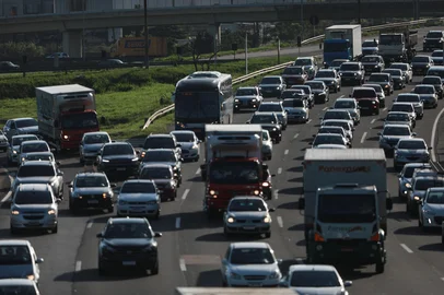 Porto Alegre, RS, Brasil, 27-02-2025: Trânsito na freeway na saída de Porto Alegre. Trecho próximo ao posto da PRF. Foto: Renan Mattos / Agência RBS<!-- NICAID(15986341) -->