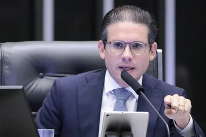 A Câmara dos Deputados ingressou, nesta terça-feira (13), com uma uma ação para que prevaleça a votação feita na Casa pela suspensão da ação penal contra o deputado Delegado Ramagem (PL-RJ). A informação foi divulgada pelo presidente da Câmara, Hugo Motta (Republicanos-PB), em sua conta no X.<!-- NICAID(16036358) -->