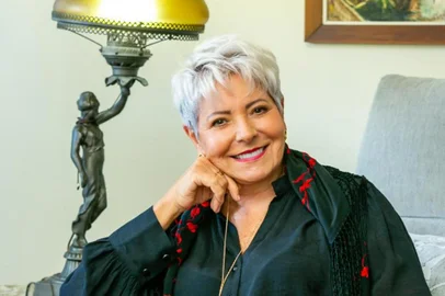 “Tudo é Momento” ganha sessão de autógrafos na noite de 12 de setembro, na Galeria Municipal de Arte Gerd Bornheim, em Caxias do Sul.Seriam crônicas, resenhas ou ensaios? A escritora Marilia Frosi Galvão não se restringe a definições. Em seu novo livro, “Tudo é Momento”, mistura estilos literários com a mesma destreza com que descontrói conceitos prontos reproduzidos na sociedade.A obra, a segunda da autora caxiense, será lançada em noite de autógrafos, em 12 de setembro (quinta-feira), a partir das 18h, na Galeria Municipal de Arte Gerd Bornheim, junto à Casa da Cultura, em Caxias do Sul. O evento é aberto ao público.<!-- NICAID(15856164) -->