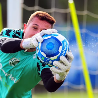 CAXIAS DO SUL, RS, BRASIL, 15/03/2023. Treino do Juventude no retorno do técnico Pintado ao comando do time. O Ju está se preparando para a série B do Campeonato Brasileiro 2023. Na foto, goleiro Thiago Couto. (Porthus Junior/Agência RBS)Indexador:                                 <!-- NICAID(15376349) -->