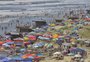Veranistas ocupam o calçadão e as dunas de Capão da Canoa para fugir da ressaca no mar