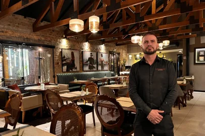 O maitre paulista Enéas Fábio Taboga, 43 anos, gosta de transitar entre os famosos. Atualmente trabalhando no Brûlée Bistrô, em Gramado, fez questão de mostrar o seu Instagram com fotos de artistas como Dira Paes, Bárbara Paz e Marcos Palmeira.<!-- NICAID(15509548) -->