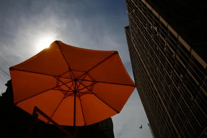 Porto Alegre, RS, Brasil, 13/03/2024 - Dia de calor em intenso devida a massa de ar quente que se desloca da Argentina - Foto: Jonathan Heckler/Agência RBS<!-- NICAID(15704418) -->