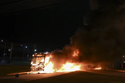 A bus burns following clashes between riot police and supporters of President Jair Bolsonaro protesting the arrest of an indigenous leader in Brasilia, on December 12, 2022. (Photo by EVARISTO SA / AFP)<!-- NICAID(15293615) -->