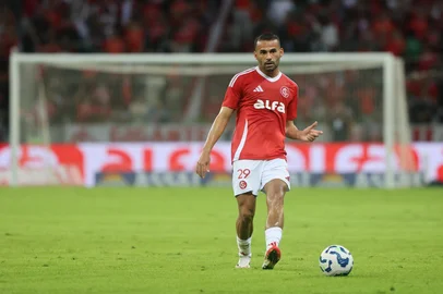 PORTO ALEGRE, RS, BRASIL, 18/05/2025: Lance de jogo entre Inter e Mirassol no Estádio Beira-Rio, válido pelo Brasileirão. Na foto, o volante Thiago Maia. (Foto: Ricardo Duarte/Inter/ Divulgação)<!-- NICAID(16052585) -->