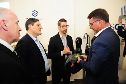 CAXIAS DO SUL, RS, BRASIL, 18/04/2024. Senador Flávio Bolsonaro (PL-RJ) visita UCSGraphene, em Caxias do Sul. Ele esteve acompanhado do reitor da Universidade de Caxias do Sul, Gelson Leonardo Rech, professor coordenador do UCS Graphene, Diego Piazza, e Pró-reitora de Inovação e Desenvolvimento Tecnológico, Neide Pessin. Na foto, Flávio Bolsonaro (D), reitor Gelson Leonardo Rech (E) e Diego Piazza (C). (Porthus Junior/Agência RBS)<!-- NICAID(15738925) -->