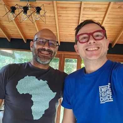 A partir de uma experiência imersiva por Medellín, na Colômbia, conduzindo uma comitiva multidisciplinar a Fundação Marcopolo resolveu realizar a 1ª edição do simpósio O Futuro Que Queremos. A função vai rolar nos dias 19 e 20, no UCS Teatro, em Caxias do Sul. Os ingressos são gratuitos e estão disponíveis pelo site Sympla neste link gzh.digital/futuro.Entre os convidados, o cientista político e atual diretor de Projetos e Estratégia do Escritório Resiliência de Medellín, Jean-Edouard Tromme, e o antropólogo Santiago Uribe Rocha. Ambos foram os guias da comitiva que visitou Medellín, em abril deste ano.FOTO: Santiago Uribe Rocha (E) e Jean-Edouard Tromme (D)<!-- NICAID(15833147) -->