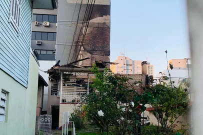 Os bombeiros de Caxias do Sul atenderam a dois incêndios no intervalo de cinco horas nesta sexta-feira (1°). As ocorrências foram atendidas durante a madrugada, entre meia-noite e 5h, na área central da cidade. Em ambos casos não houve feridos e as causas dos incêndios ainda serão apuradas.O primeiro chamado foi por volta da meia-noite, para atendimento em uma casa da Rua Hércules Galló, localizada nos fundos de um terreno, no trecho entre as ruas Marquês do Herval e Dr. Montaury. Segundo registro, a casa de madeira, de um andar, foi completamente destruída pelas chamas que também atingiram a parede de um prédio próximo. Inicialmente os bombeiros foram informados de que havia uma moradora no interior da casa, mas uma varredura foi realizada pelas equipes e ninguém foi encontrado.<!-- NICAID(15528455) -->