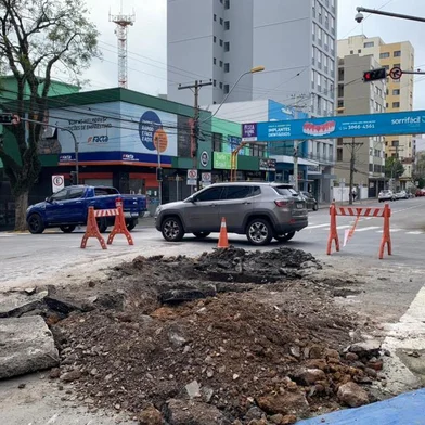 Após liberação da Rua Marechal Floriano, obras bloqueiam Rua Visconde de Pelotas em Caxias<!-- NICAID(14766818) -->