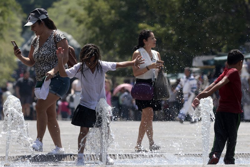 Children cool themself down in a water fountain during a heat wave hitting the country in Guadalajara, Jalisco state, Mexico, on May 23, 2024. (Photo by ULISES RUIZ / AFP)Editoria: WEALocal: GuadalajaraIndexador: ULISES RUIZSecao: reportFonte: AFPFotógrafo: STR<!-- NICAID(15772955) -->