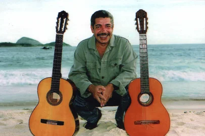 Foto do músico Hélio Delmiro. #PÁGINA: 5#PASTA: 031681#EDIÇÃO: 2ª Fonte: Divulgação Fotógrafo: não consta<!-- NICAID(629192) -->
