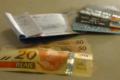 A taxa do cheque especial chegou a 293,9% ao ano, alta de 1,6 ponto percentual a relação a janeiro, informou nesta terça-feira o Banco Central (BC). Com o resultado, os juros do cheque especial voltaram ao patamar recorde do início da série histórica, iniciada em julho de 1994, quando também estavam em 293,9%. <!-- NICAID(12103889) -->